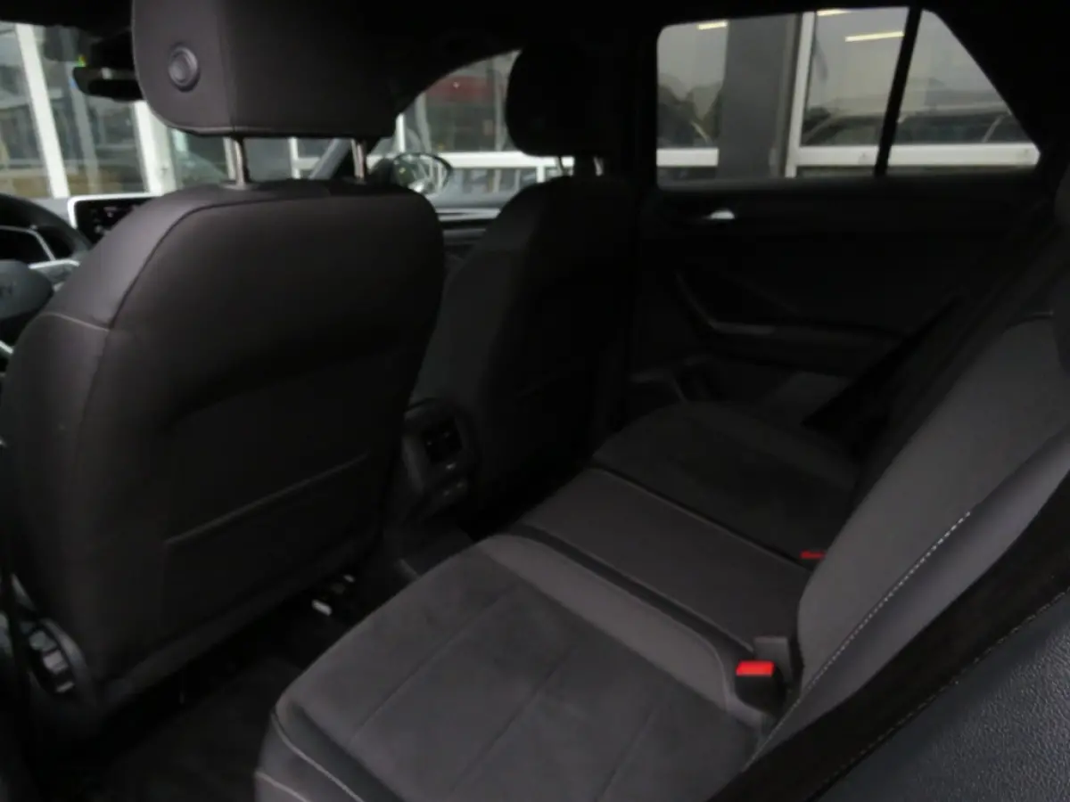 1.5 TSI 150pk DSG-aut. R-LINE / Trekhaak afn. / IQ Light / Camera / Stoelverw./ FABRIEKS garantie