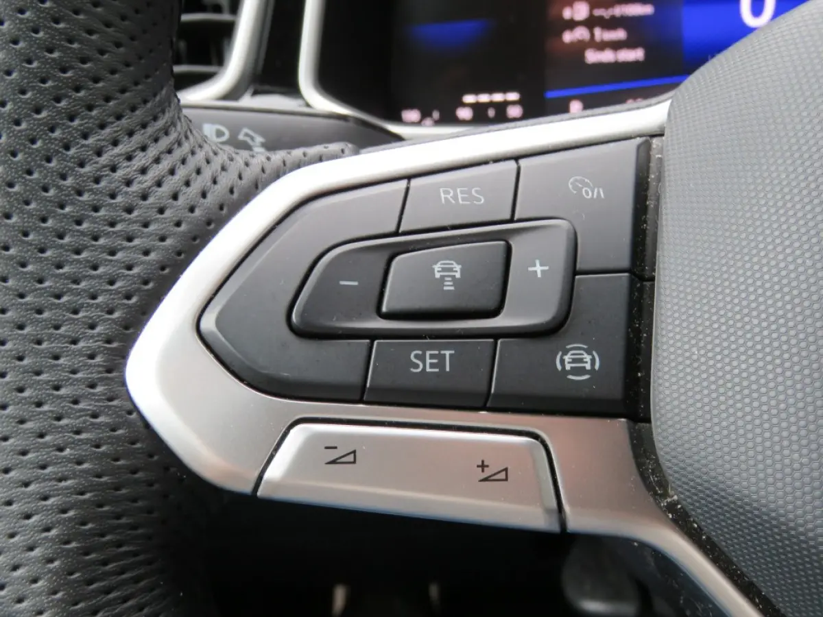1.5 TSI 150pk DSG-aut. R-LINE / Trekhaak afn. / IQ Light / Camera / Stoelverw./ FABRIEKS garantie