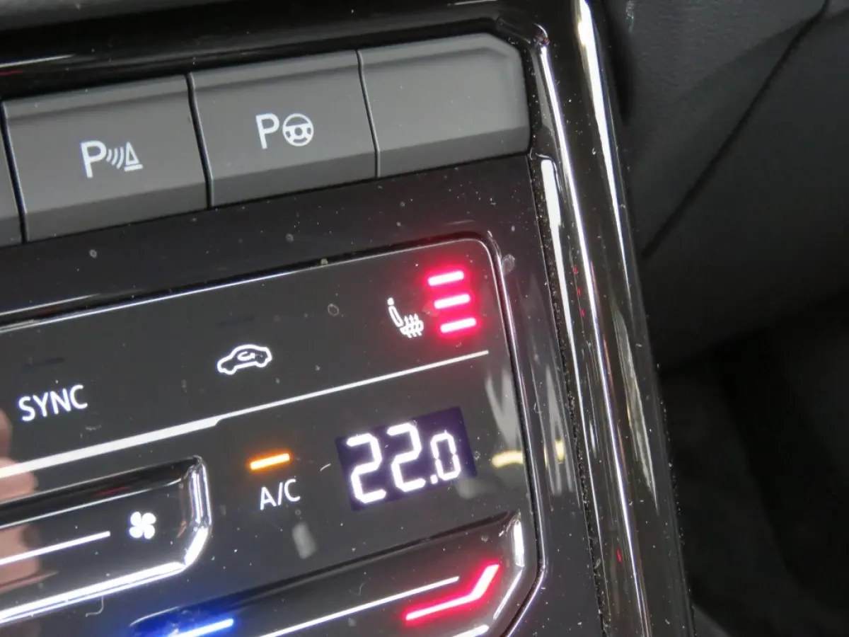 1.5 TSI 150pk DSG-aut. R-LINE / Trekhaak afn. / IQ Light / Camera / Stoelverw./ FABRIEKS garantie