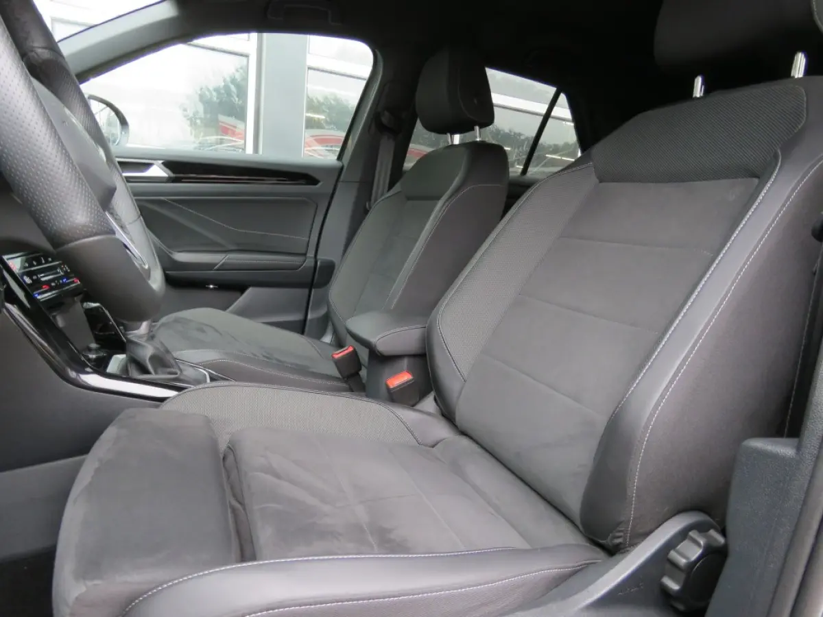 1.5 TSI 150pk DSG-aut. R-LINE / Trekhaak afn. / IQ Light / Camera / Stoelverw./ FABRIEKS garantie