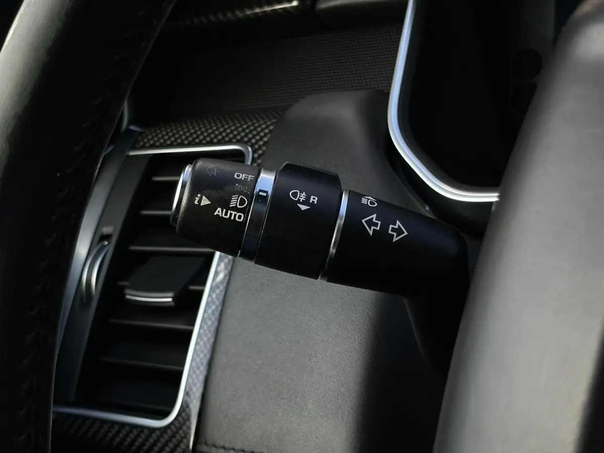 5.0 V8 Supercharged SVR, PANORAMADAK, MERIDIAN SOUND, CARBON, LEDER, ALCANTARA HEMEL, NAVIGATIE, LANE ASSIST, CRUISE CONTROL, CLIMATE CONTROL, BLIND SPOT, CAMERA, STOEL/STUURVERWARMING, ACHT