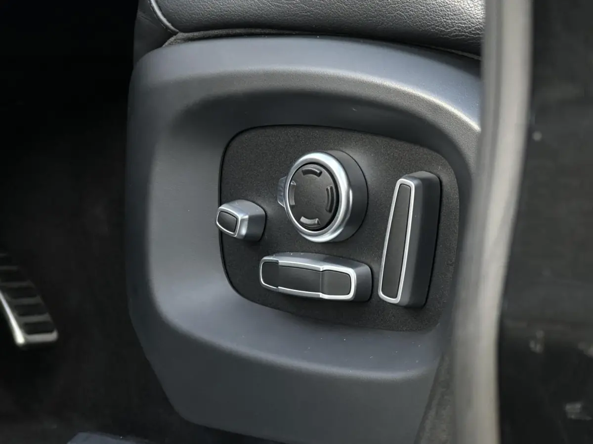 5.0 V8 Supercharged SVR, PANORAMADAK, MERIDIAN SOUND, CARBON, LEDER, ALCANTARA HEMEL, NAVIGATIE, LANE ASSIST, CRUISE CONTROL, CLIMATE CONTROL, BLIND SPOT, CAMERA, STOEL/STUURVERWARMING, ACHT