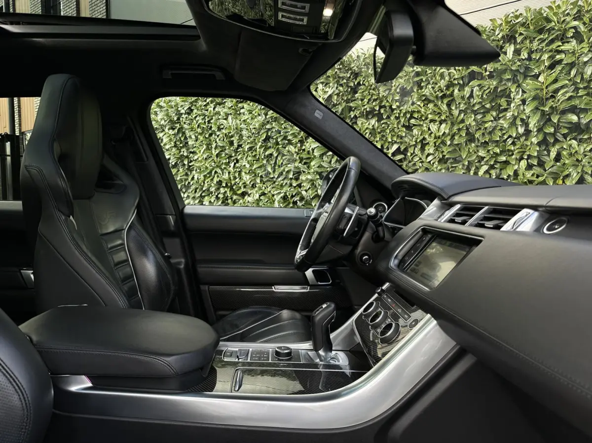 5.0 V8 Supercharged SVR, PANORAMADAK, MERIDIAN SOUND, CARBON, LEDER, ALCANTARA HEMEL, NAVIGATIE, LANE ASSIST, CRUISE CONTROL, CLIMATE CONTROL, BLIND SPOT, CAMERA, STOEL/STUURVERWARMING, ACHT