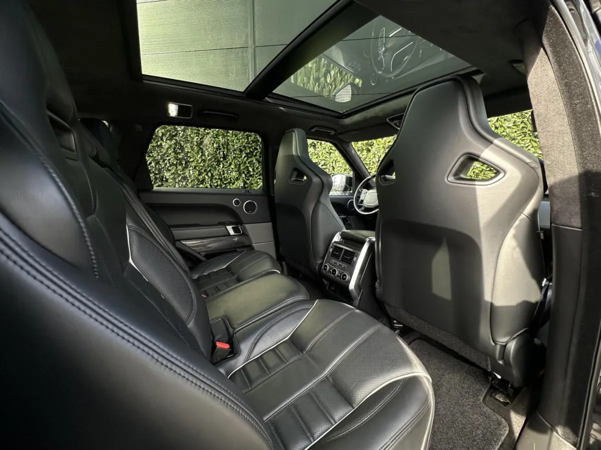 5.0 V8 Supercharged SVR, PANORAMADAK, MERIDIAN SOUND, CARBON, LEDER, ALCANTARA HEMEL, NAVIGATIE, LANE ASSIST, CRUISE CONTROL, CLIMATE CONTROL, BLIND SPOT, CAMERA, STOEL/STUURVERWARMING, ACHT