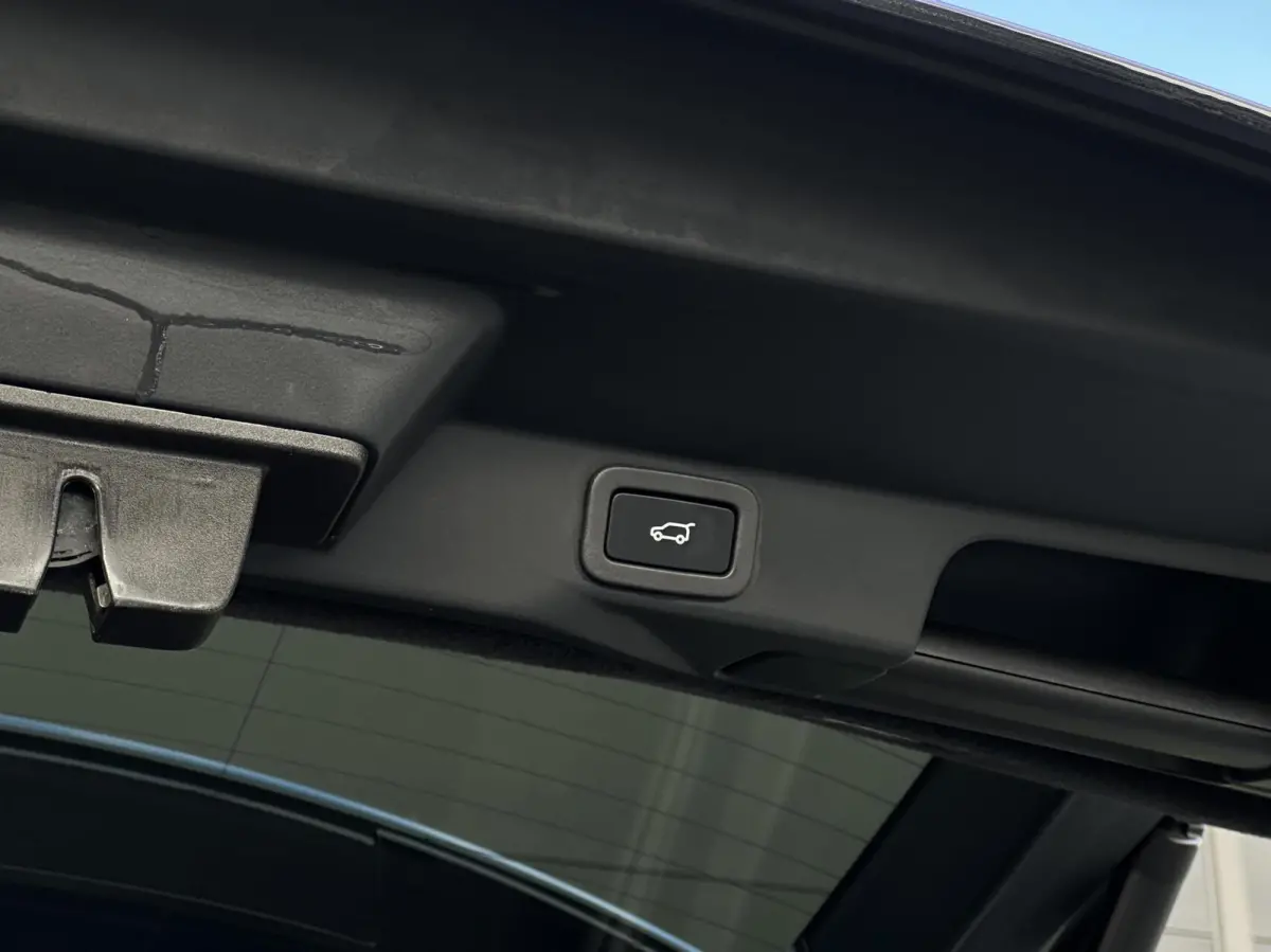 5.0 V8 Supercharged SVR, PANORAMADAK, MERIDIAN SOUND, CARBON, LEDER, ALCANTARA HEMEL, NAVIGATIE, LANE ASSIST, CRUISE CONTROL, CLIMATE CONTROL, BLIND SPOT, CAMERA, STOEL/STUURVERWARMING, ACHT