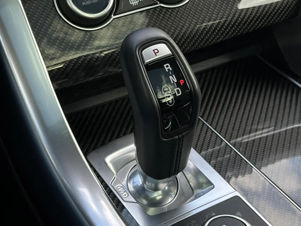 5.0 V8 Supercharged SVR, PANORAMADAK, MERIDIAN SOUND, CARBON, LEDER, ALCANTARA HEMEL, NAVIGATIE, LANE ASSIST, CRUISE CONTROL, CLIMATE CONTROL, BLIND SPOT, CAMERA, STOEL/STUURVERWARMING, ACHT