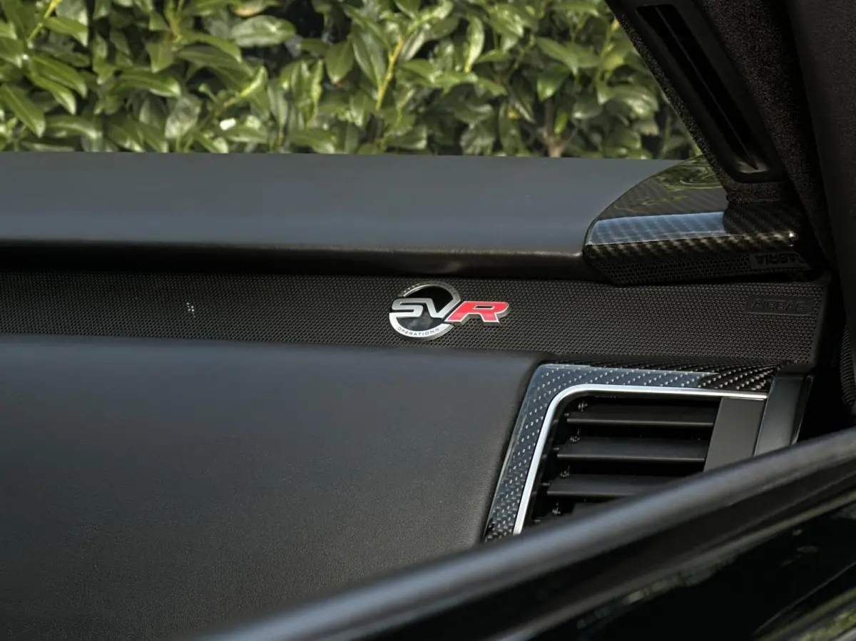 5.0 V8 Supercharged SVR, PANORAMADAK, MERIDIAN SOUND, CARBON, LEDER, ALCANTARA HEMEL, NAVIGATIE, LANE ASSIST, CRUISE CONTROL, CLIMATE CONTROL, BLIND SPOT, CAMERA, STOEL/STUURVERWARMING, ACHT