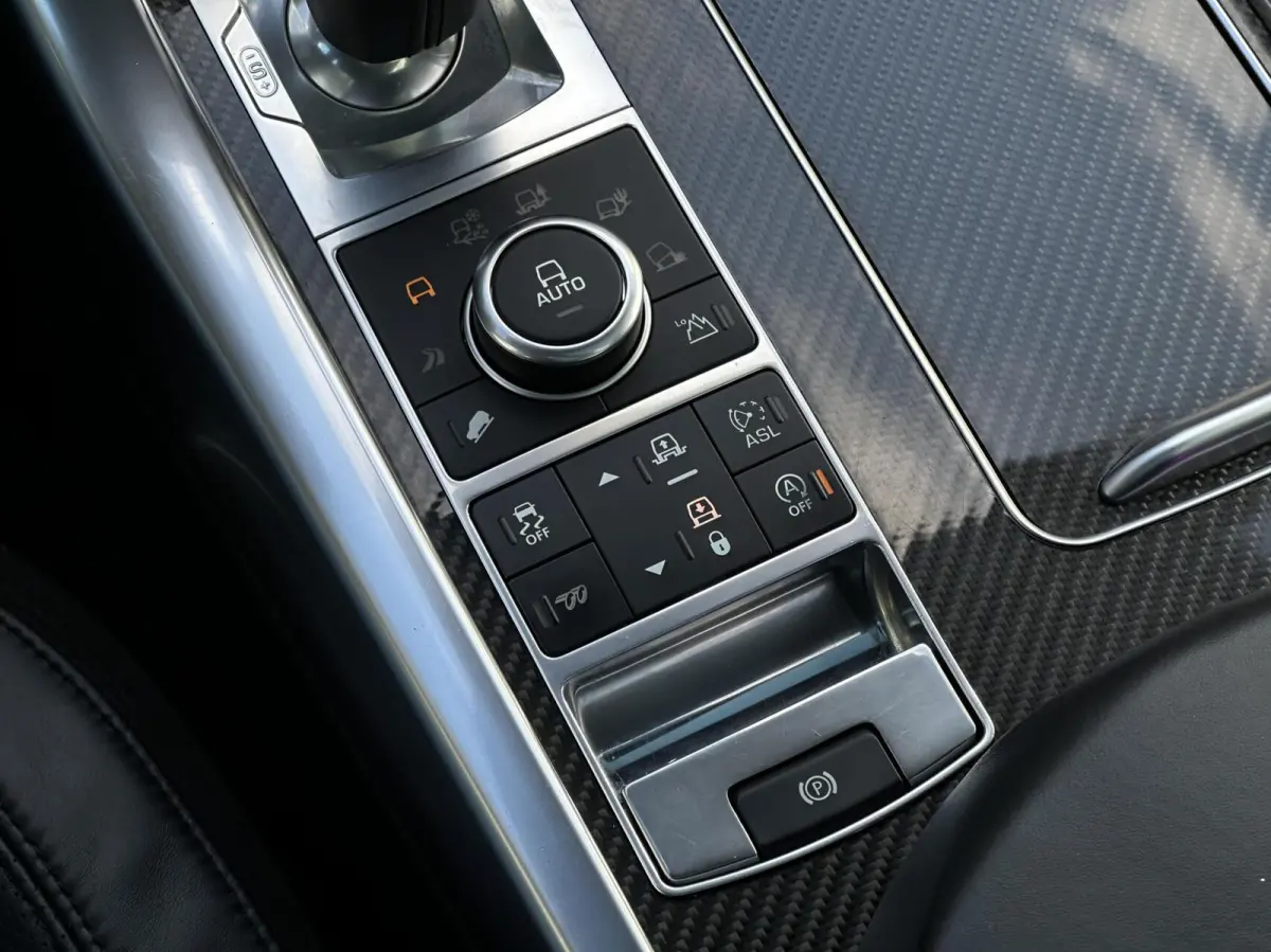 5.0 V8 Supercharged SVR, PANORAMADAK, MERIDIAN SOUND, CARBON, LEDER, ALCANTARA HEMEL, NAVIGATIE, LANE ASSIST, CRUISE CONTROL, CLIMATE CONTROL, BLIND SPOT, CAMERA, STOEL/STUURVERWARMING, ACHT