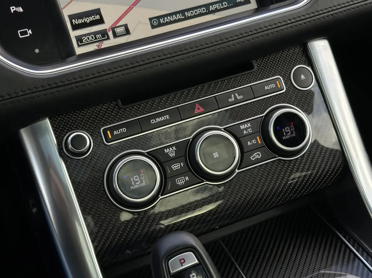 5.0 V8 Supercharged SVR, PANORAMADAK, MERIDIAN SOUND, CARBON, LEDER, ALCANTARA HEMEL, NAVIGATIE, LANE ASSIST, CRUISE CONTROL, CLIMATE CONTROL, BLIND SPOT, CAMERA, STOEL/STUURVERWARMING, ACHT