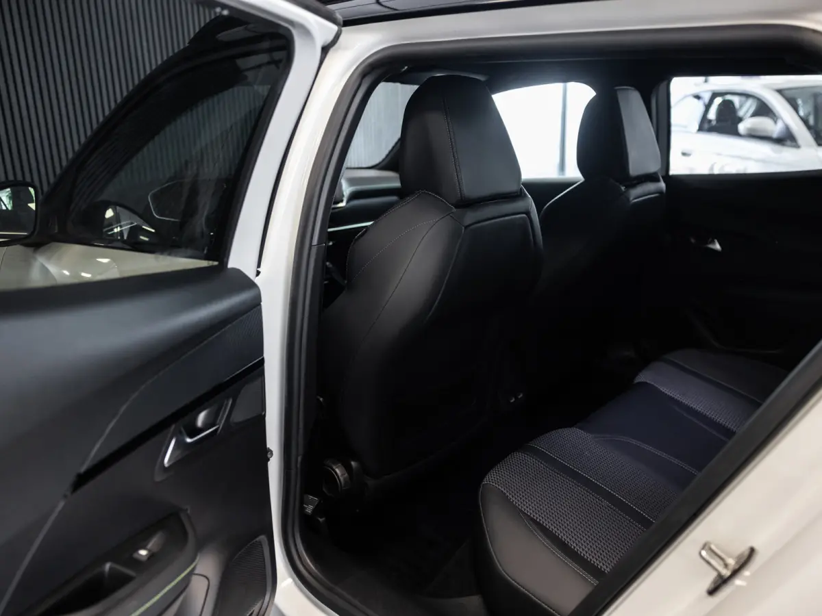 Peugeot E-2008 EV Active 50kWh l GT Line l SoH 96% l CAM. l 1ste eig. l NAV.l FULL OPTION l Als Nieuw