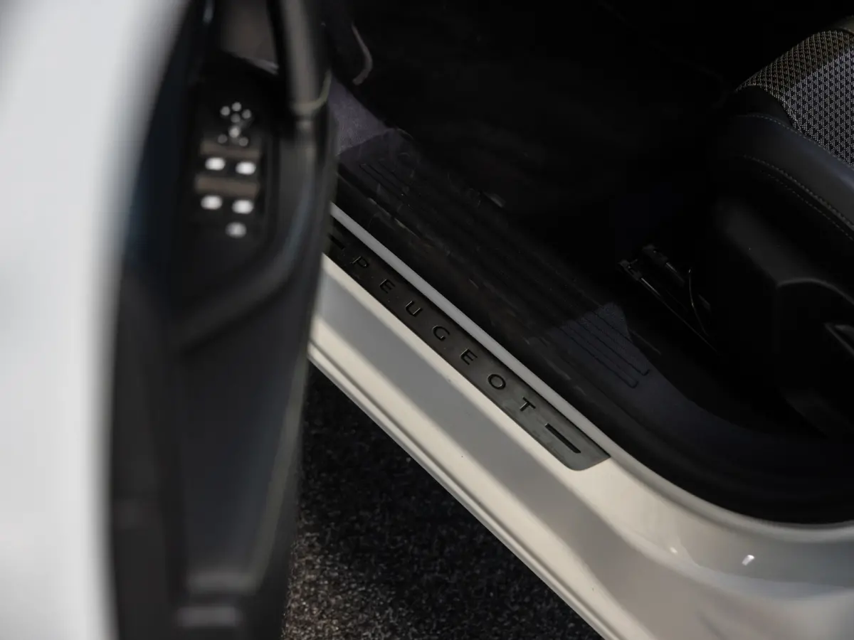 Peugeot E-2008 EV Active 50kWh l GT Line l SoH 96% l CAM. l 1ste eig. l NAV.l FULL OPTION l Als Nieuw