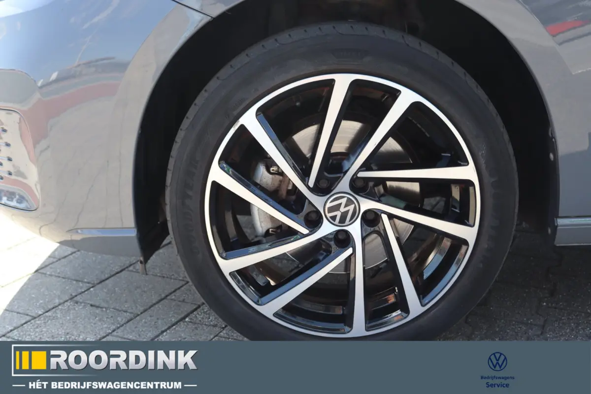 2.0 TDI 122 pk Style, bumpers in kleur, PDC, cruise etc.