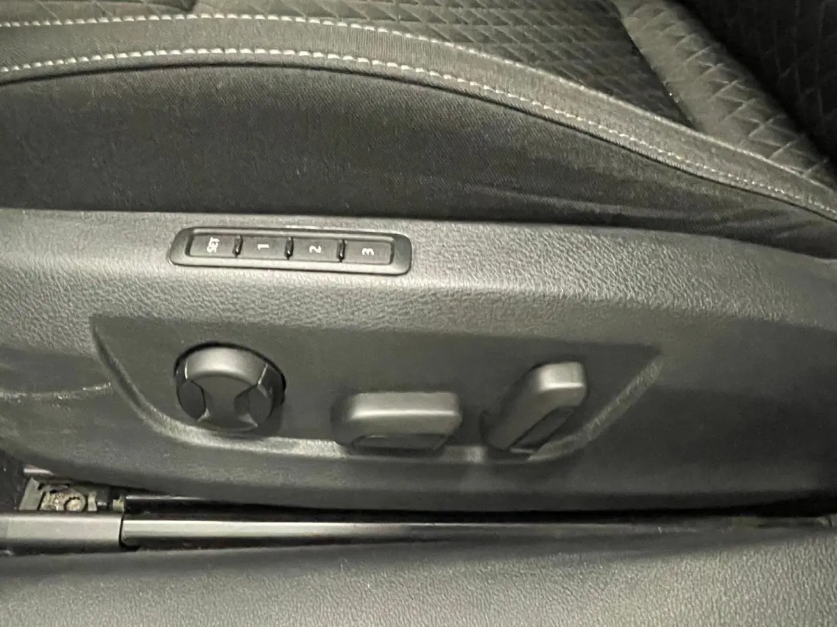 1.4 TSI iV Business Edition PHEV Automaat Navigatie Stoelverwarming Voor en Achter Draadloze Telefoonlader Stuurverwarming Cruise Control Elektrisch Verstelbare Stoelen Apple CarPlay
