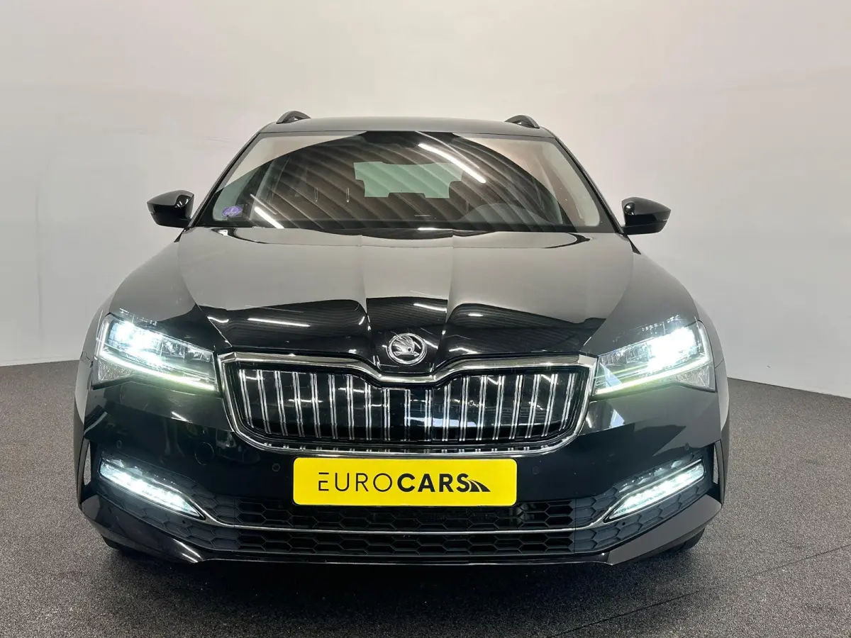 1.4 TSI iV Business Edition PHEV Automaat Navigatie Stoelverwarming Voor en Achter Draadloze Telefoonlader Stuurverwarming Cruise Control Elektrisch Verstelbare Stoelen Apple CarPlay
