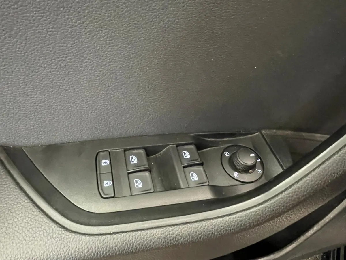 1.4 TSI iV Business Edition PHEV Automaat Navigatie Stoelverwarming Voor en Achter Draadloze Telefoonlader Stuurverwarming Cruise Control Elektrisch Verstelbare Stoelen Apple CarPlay