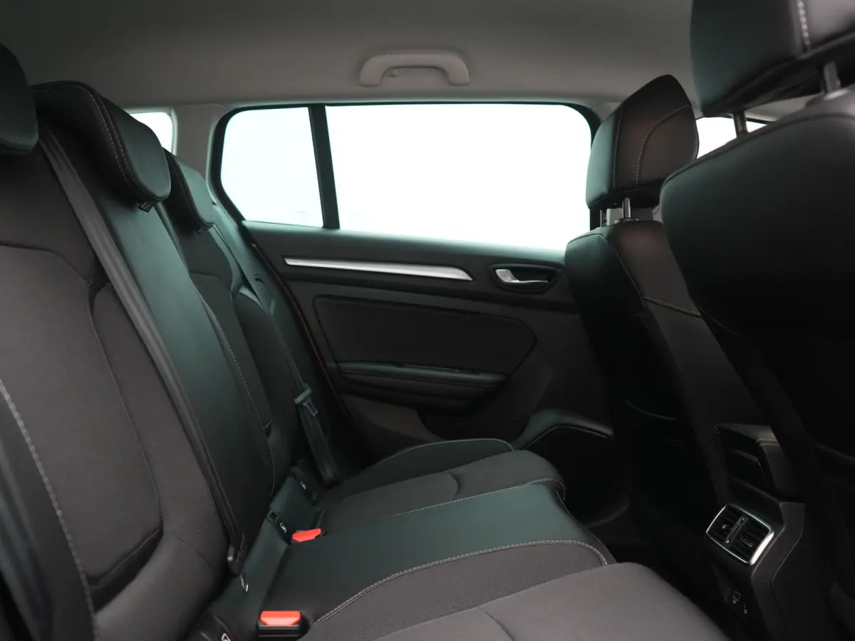 1.3 TCe Intens 141pk | Trekhaak | Keyless Entry | Sfeerverlichting | LED Koplampen | Cruise Control | Navigatie | DAB | Lane Assist | Climate Control |