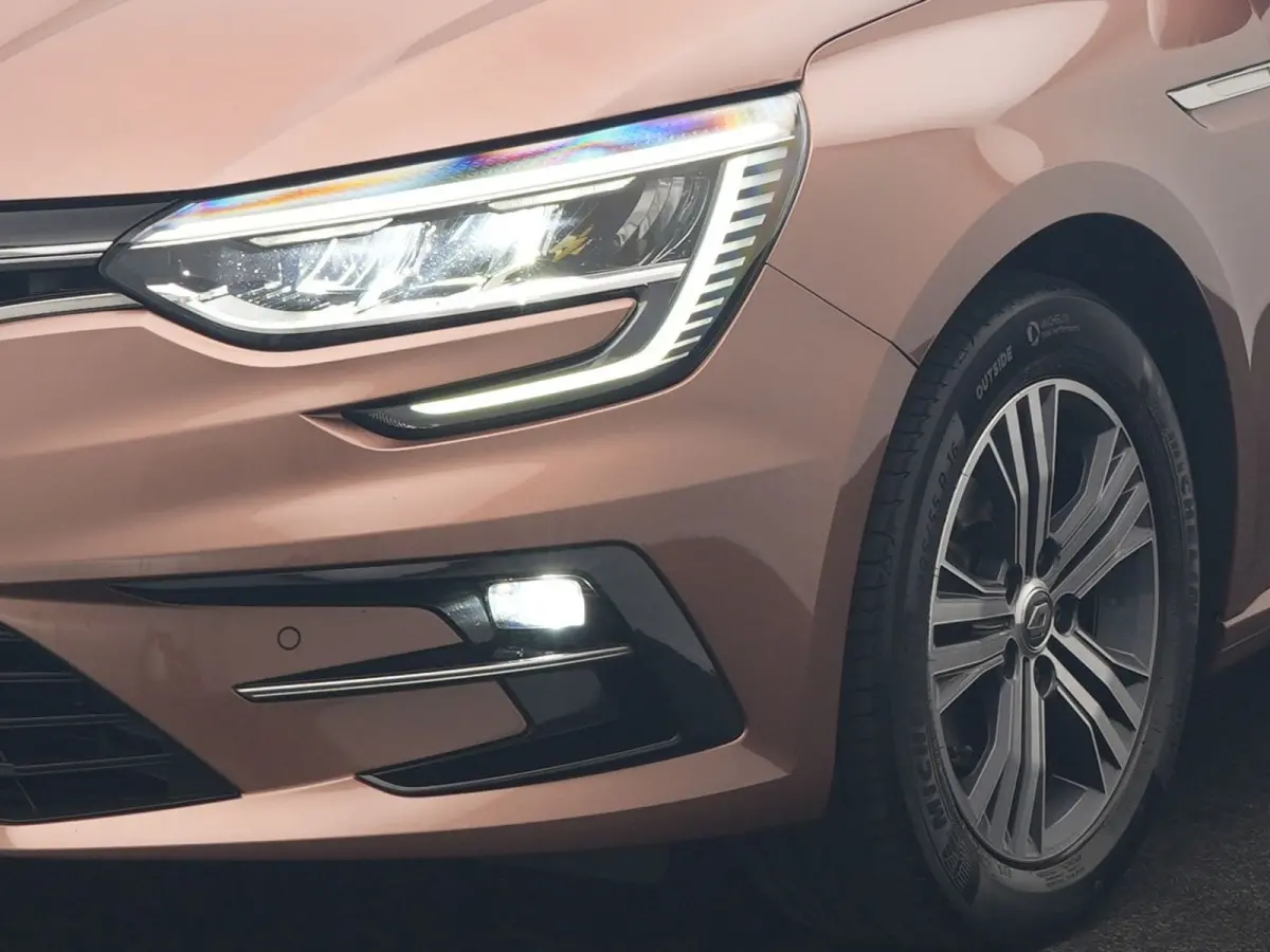 1.3 TCe Intens 141pk | Trekhaak | Keyless Entry | Sfeerverlichting | LED Koplampen | Cruise Control | Navigatie | DAB | Lane Assist | Climate Control |