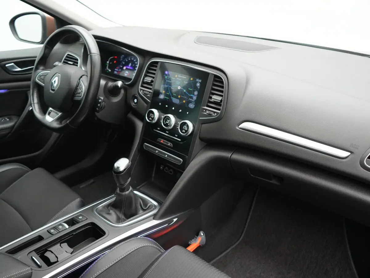 1.3 TCe Intens 141pk | Trekhaak | Keyless Entry | Sfeerverlichting | LED Koplampen | Cruise Control | Navigatie | DAB | Lane Assist | Climate Control |