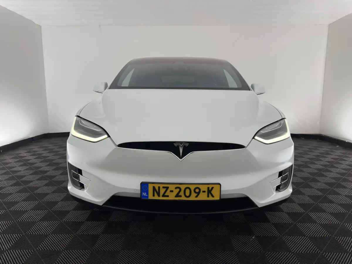 90D Base [3-Fase-17kW] {SoH-87%} (INCL-BTW) Aut. *PANO-WINDOW | AUTOPILOT | LEATHER | NAVI-FULLMAP | FULL-LED | AIRSUSPENSION | DIGI-COCKPIT | CCS-FASTLOADER | KEYLESS | DAB+ | HEATED-SPORTS