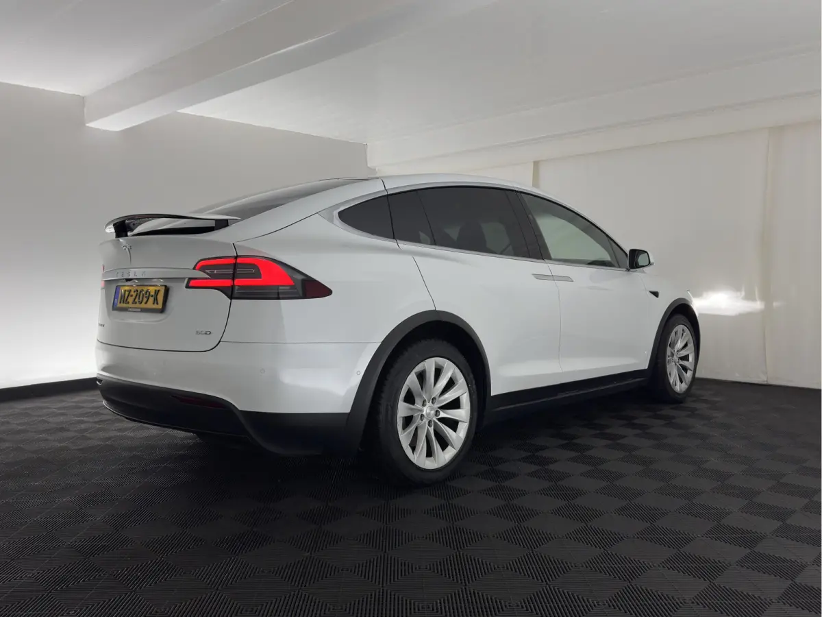90D Base [3-Fase-17kW] {SoH-87%} (INCL-BTW) Aut. *PANO-WINDOW | AUTOPILOT | LEATHER | NAVI-FULLMAP | FULL-LED | AIRSUSPENSION | DIGI-COCKPIT | CCS-FASTLOADER | KEYLESS | DAB+ | HEATED-SPORTS