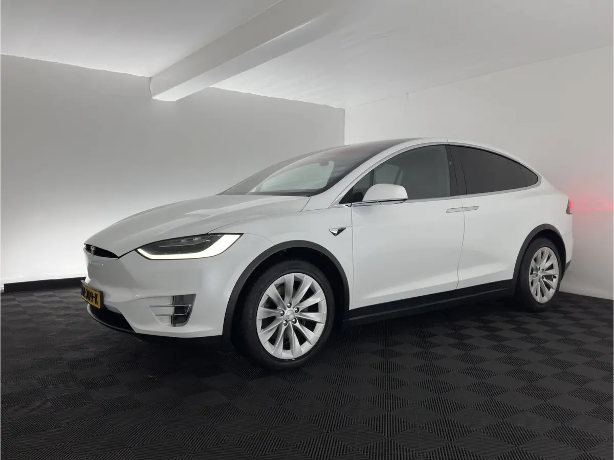 90D Base [3-Fase-17kW] {SoH-87%} (INCL-BTW) Aut. *PANO-WINDOW | AUTOPILOT | LEATHER | NAVI-FULLMAP | FULL-LED | AIRSUSPENSION | DIGI-COCKPIT | CCS-FASTLOADER | KEYLESS | DAB+ | HEATED-SPORTS
