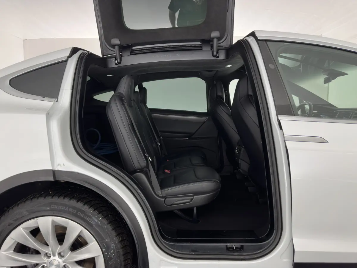 90D Base [3-Fase-17kW] {SoH-87%} (INCL-BTW) Aut. *PANO-WINDOW | AUTOPILOT | LEATHER | NAVI-FULLMAP | FULL-LED | AIRSUSPENSION | DIGI-COCKPIT | CCS-FASTLOADER | KEYLESS | DAB+ | HEATED-SPORTS