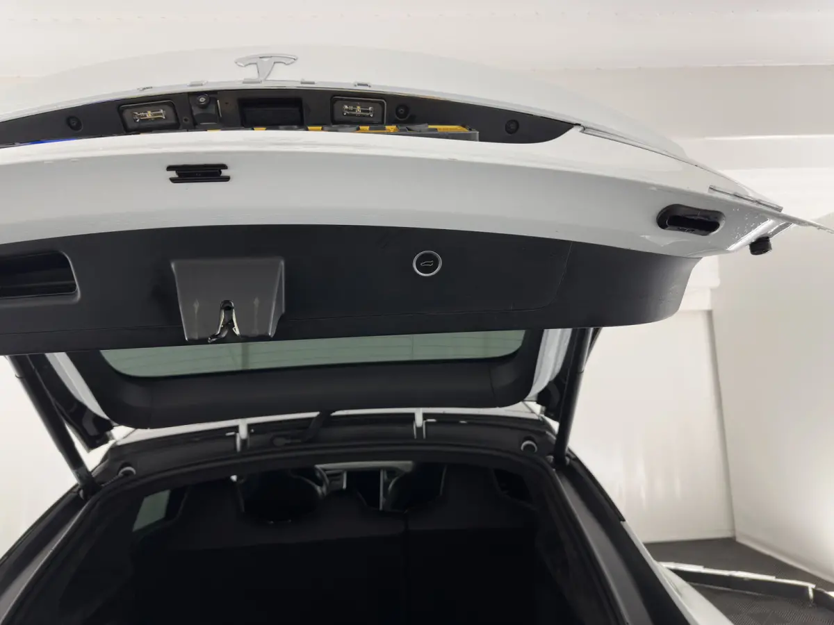 90D Base [3-Fase-17kW] {SoH-87%} (INCL-BTW) Aut. *PANO-WINDOW | AUTOPILOT | LEATHER | NAVI-FULLMAP | FULL-LED | AIRSUSPENSION | DIGI-COCKPIT | CCS-FASTLOADER | KEYLESS | DAB+ | HEATED-SPORTS