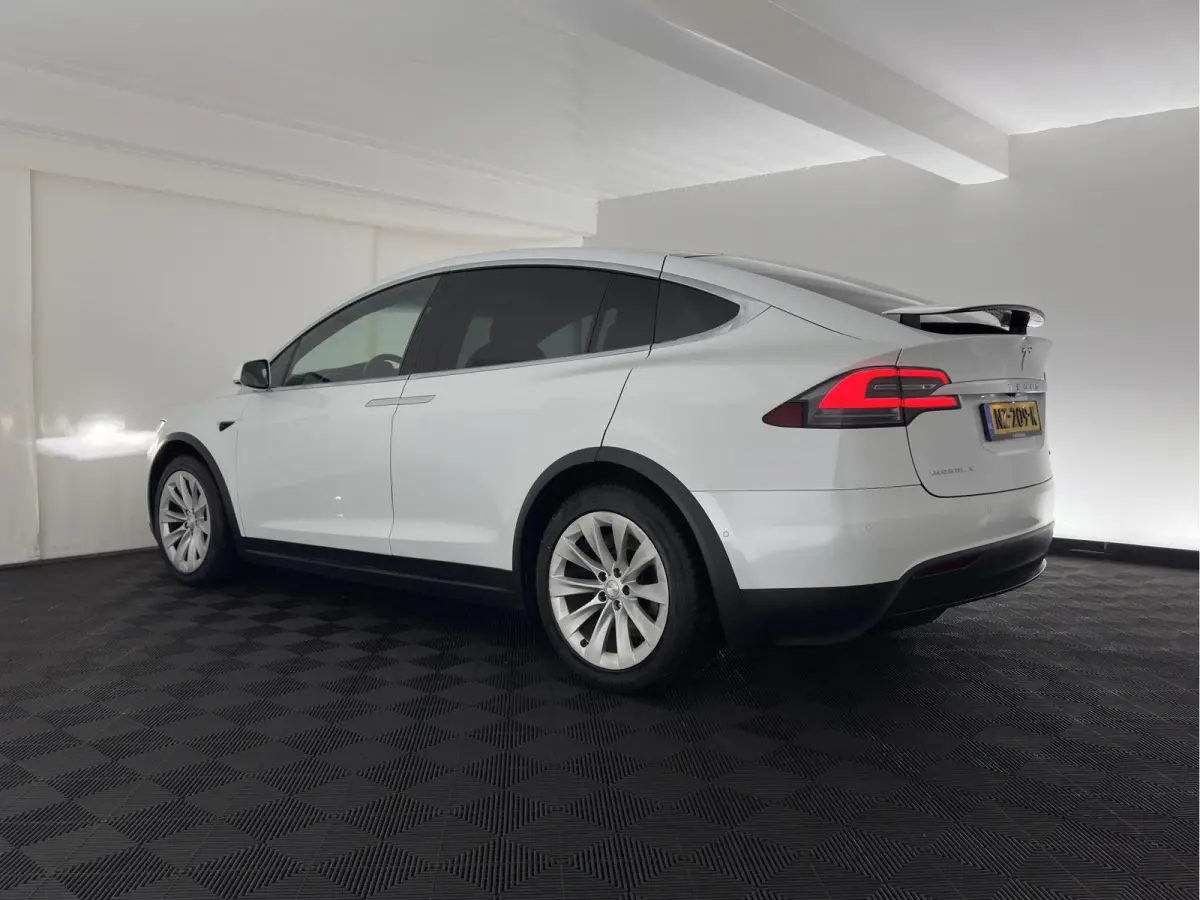 90D Base [3-Fase-17kW] {SoH-87%} (INCL-BTW) Aut. *PANO-WINDOW | AUTOPILOT | LEATHER | NAVI-FULLMAP | FULL-LED | AIRSUSPENSION | DIGI-COCKPIT | CCS-FASTLOADER | KEYLESS | DAB+ | HEATED-SPORTS