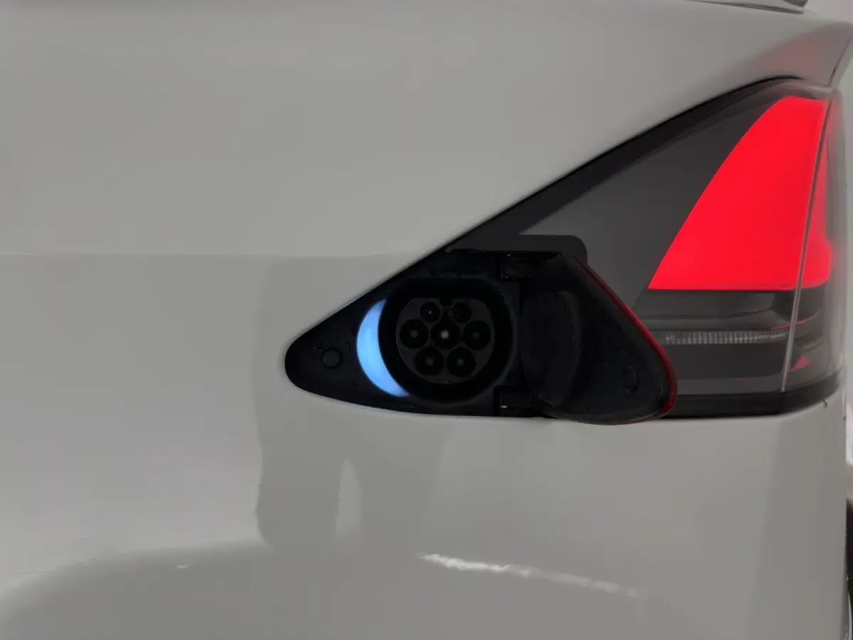 90D Base [3-Fase-17kW] {SoH-87%} (INCL-BTW) Aut. *PANO-WINDOW | AUTOPILOT | LEATHER | NAVI-FULLMAP | FULL-LED | AIRSUSPENSION | DIGI-COCKPIT | CCS-FASTLOADER | KEYLESS | DAB+ | HEATED-SPORTS