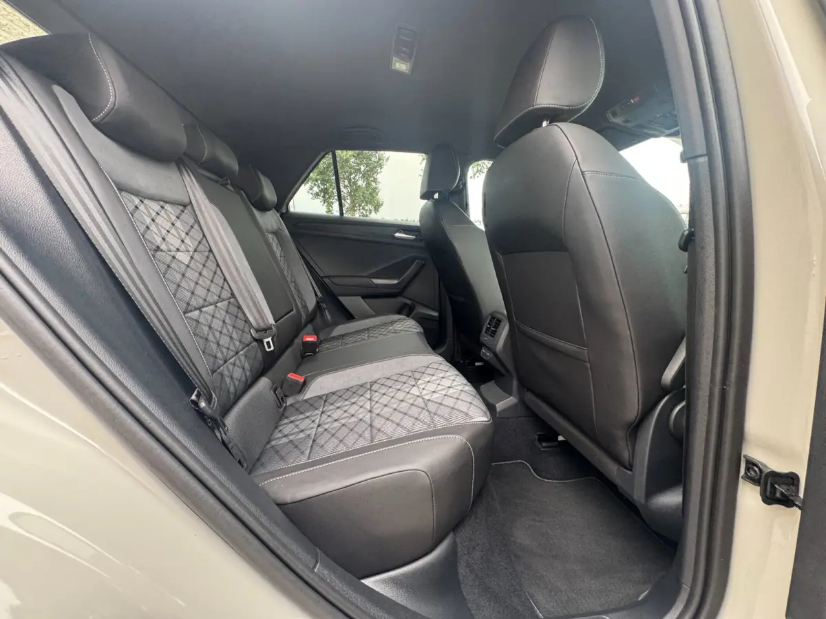 1.0 TSI R-Line Ascot Grey / IQ-light / Carplay / ACC / PDC / Stoelverwarming / Digitiale cockpit / Zwarte hemel