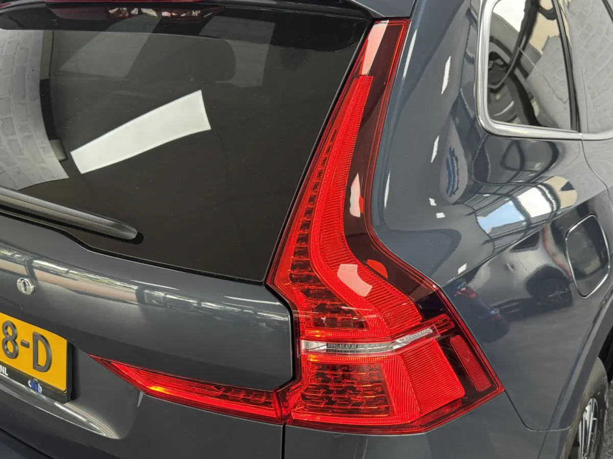 2.0 Recharge T8 AWD Inscription Luchtvering B&W Pano Trekhaak Pilot Assist