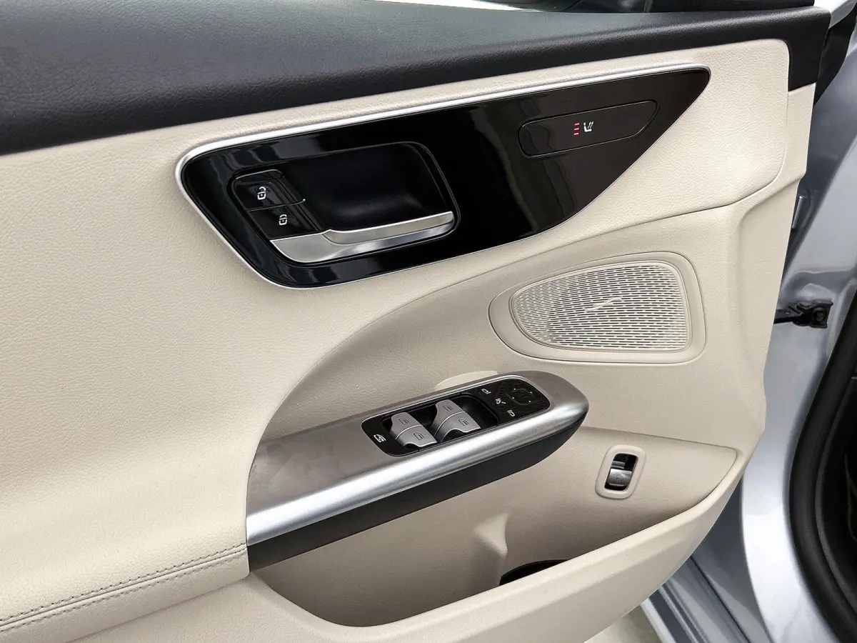200 Luxury Line | ACHTERUITRIJCAMERA | SFEERVERLICHTING | STOELVERWARMING | CRUISE CONTROL | CLIMATE CONTROL |