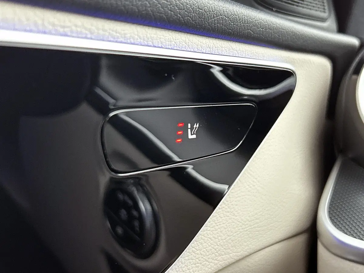 200 Luxury Line | ACHTERUITRIJCAMERA | SFEERVERLICHTING | STOELVERWARMING | CRUISE CONTROL | CLIMATE CONTROL |