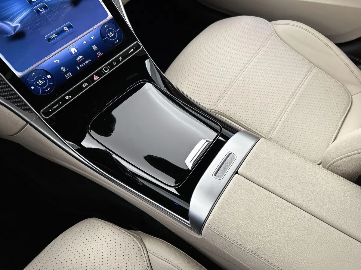 200 Luxury Line | ACHTERUITRIJCAMERA | SFEERVERLICHTING | STOELVERWARMING | CRUISE CONTROL | CLIMATE CONTROL |