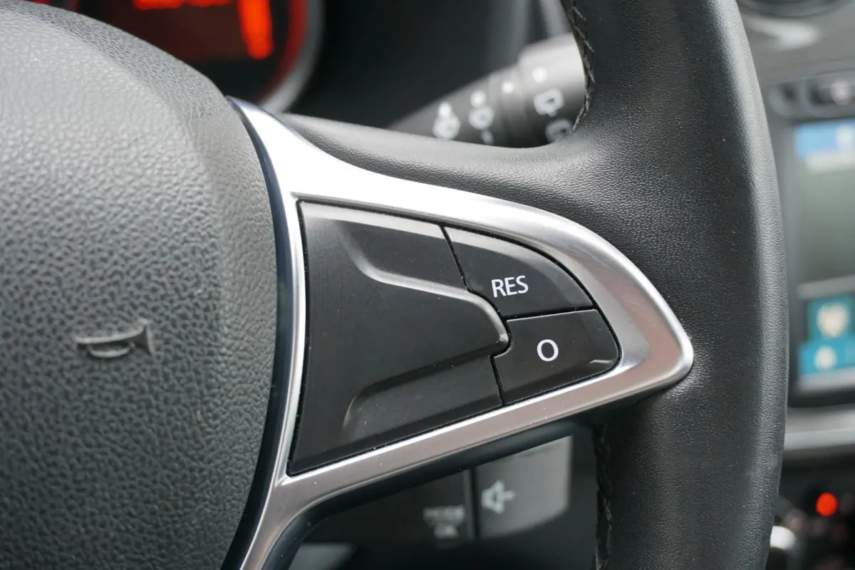 0.9 TCe SL + CAMERA / NAVI / DAB / SENSOREN / CRUISE CONTROL