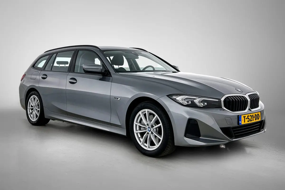 320e (TREKHAAK WEGKLAPBAAR, MEMORY SEATS, LED, CAMERA, CARPLAY, 1e EIGENAAR, DEALER ONDERHOUDEN)