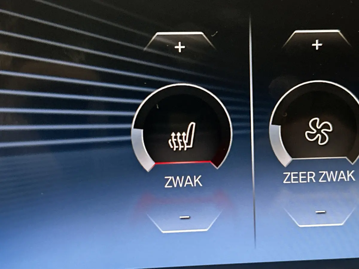 320e (TREKHAAK WEGKLAPBAAR, MEMORY SEATS, LED, CAMERA, CARPLAY, 1e EIGENAAR, DEALER ONDERHOUDEN)