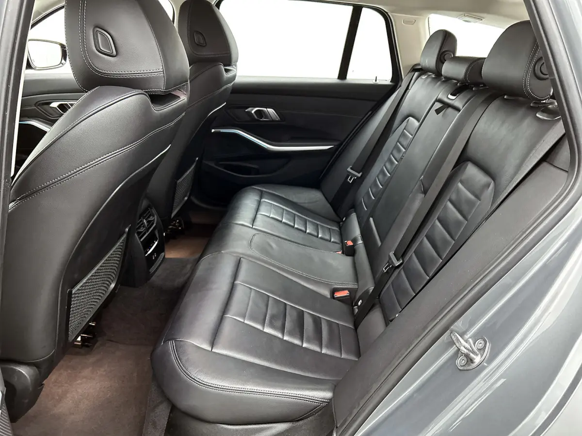 320e (TREKHAAK WEGKLAPBAAR, MEMORY SEATS, LED, CAMERA, CARPLAY, 1e EIGENAAR, DEALER ONDERHOUDEN)