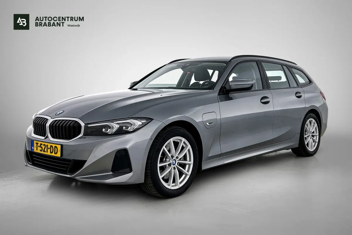 320e (TREKHAAK WEGKLAPBAAR, MEMORY SEATS, LED, CAMERA, CARPLAY, 1e EIGENAAR, DEALER ONDERHOUDEN)