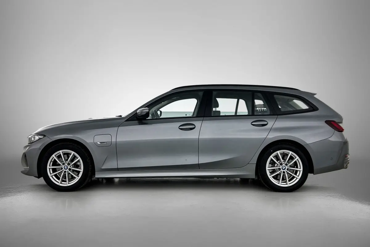 320e (TREKHAAK WEGKLAPBAAR, MEMORY SEATS, LED, CAMERA, CARPLAY, 1e EIGENAAR, DEALER ONDERHOUDEN)