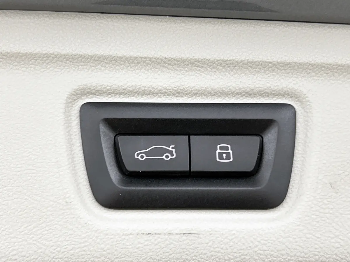 320e (TREKHAAK WEGKLAPBAAR, MEMORY SEATS, LED, CAMERA, CARPLAY, 1e EIGENAAR, DEALER ONDERHOUDEN)