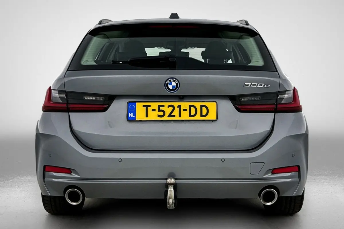 320e (TREKHAAK WEGKLAPBAAR, MEMORY SEATS, LED, CAMERA, CARPLAY, 1e EIGENAAR, DEALER ONDERHOUDEN)