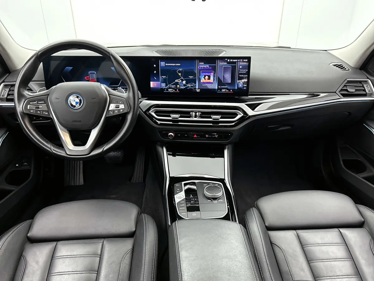 320e (TREKHAAK WEGKLAPBAAR, MEMORY SEATS, LED, CAMERA, CARPLAY, 1e EIGENAAR, DEALER ONDERHOUDEN)