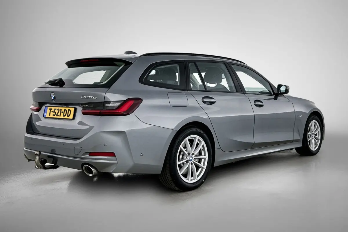 320e (TREKHAAK WEGKLAPBAAR, MEMORY SEATS, LED, CAMERA, CARPLAY, 1e EIGENAAR, DEALER ONDERHOUDEN)