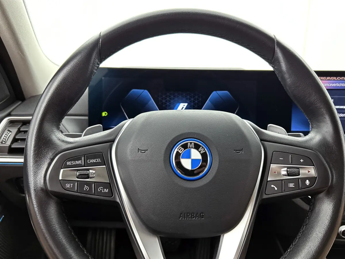 320e (TREKHAAK WEGKLAPBAAR, MEMORY SEATS, LED, CAMERA, CARPLAY, 1e EIGENAAR, DEALER ONDERHOUDEN)