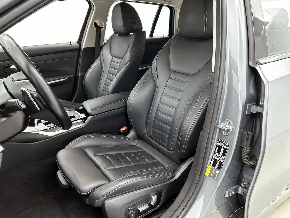 320e (TREKHAAK WEGKLAPBAAR, MEMORY SEATS, LED, CAMERA, CARPLAY, 1e EIGENAAR, DEALER ONDERHOUDEN)