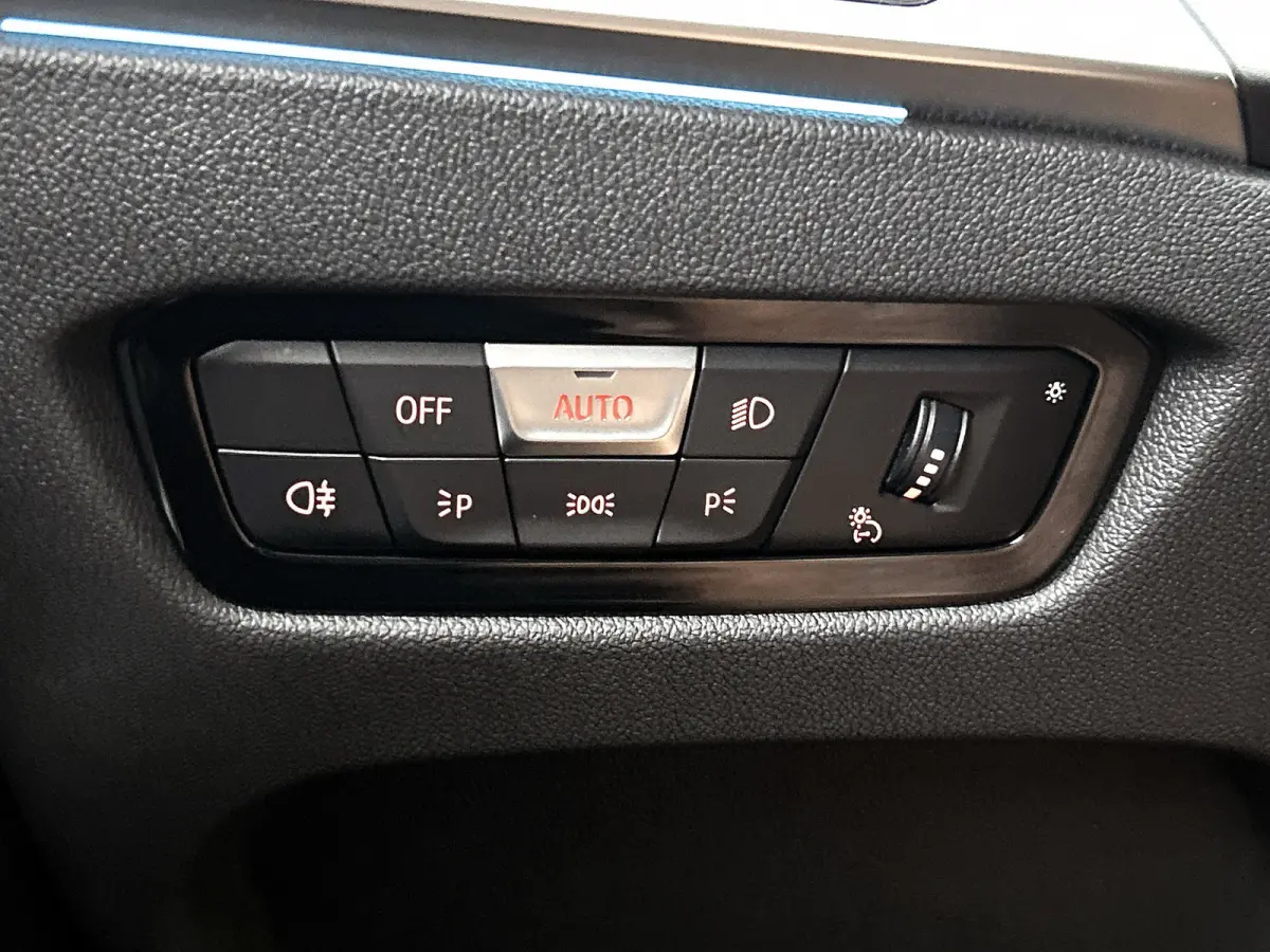 320e (TREKHAAK WEGKLAPBAAR, MEMORY SEATS, LED, CAMERA, CARPLAY, 1e EIGENAAR, DEALER ONDERHOUDEN)