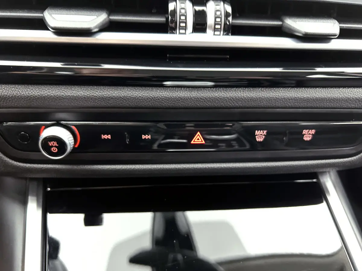320e (TREKHAAK WEGKLAPBAAR, MEMORY SEATS, LED, CAMERA, CARPLAY, 1e EIGENAAR, DEALER ONDERHOUDEN)