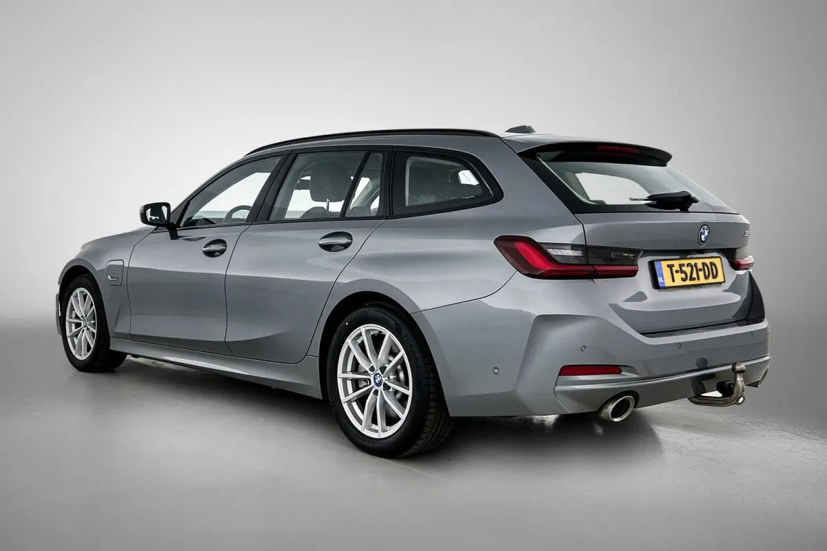 320e (TREKHAAK WEGKLAPBAAR, MEMORY SEATS, LED, CAMERA, CARPLAY, 1e EIGENAAR, DEALER ONDERHOUDEN)