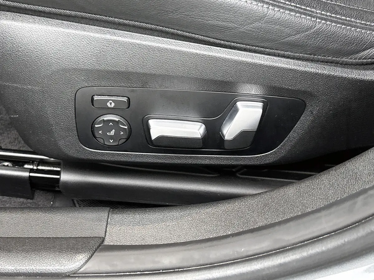 320e (TREKHAAK WEGKLAPBAAR, MEMORY SEATS, LED, CAMERA, CARPLAY, 1e EIGENAAR, DEALER ONDERHOUDEN)